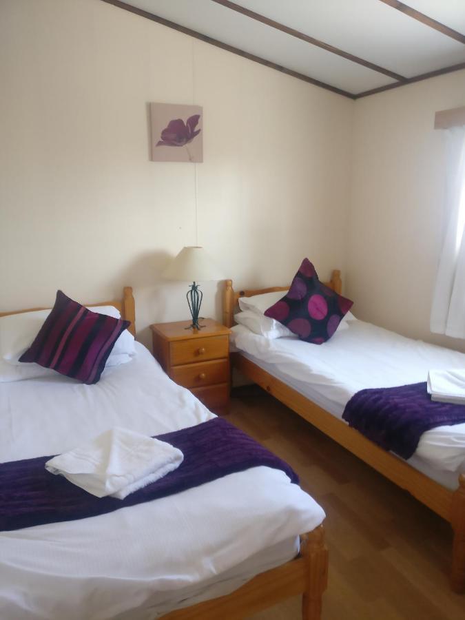 The Raddle Inn Log Cabins Croxden 外观 照片