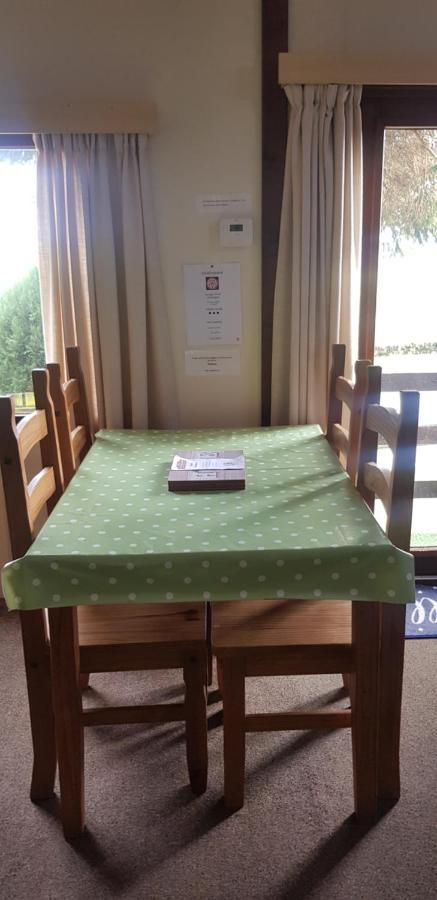 The Raddle Inn Log Cabins Croxden 外观 照片