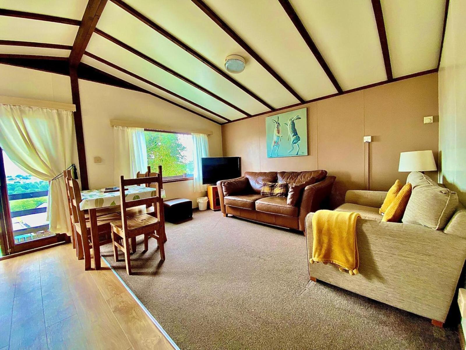 The Raddle Inn Log Cabins Croxden 外观 照片