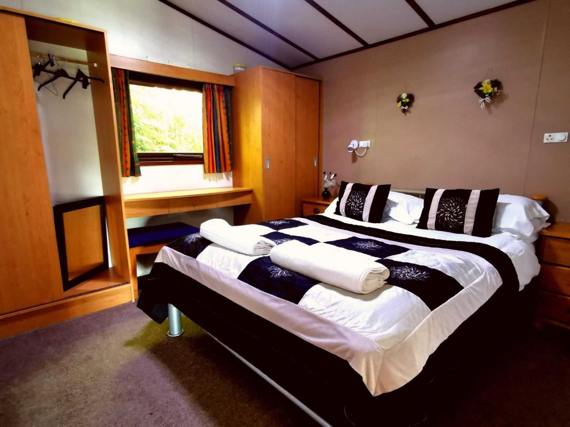The Raddle Inn Log Cabins Croxden 外观 照片